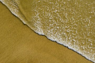 Wellen und Muster an der Punta Umbría mit Playa de Punta Umbría Huelva Spanien