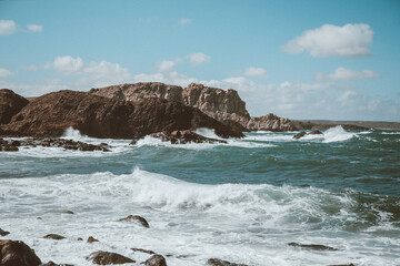 olas chocando contra los acantilados