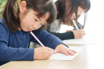 習字教室で勉強する女の子