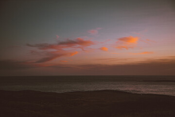 Fototapeta premium Nubes doradas y mar