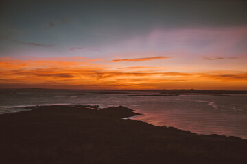 Atardecer dorado en el mar