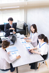 オフィスでビジネスミーティングをする会社員