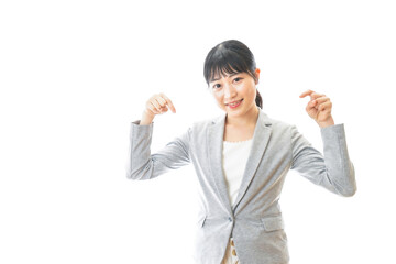 おすすめを指差す笑顔のビジネスウーマン