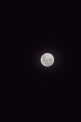 hermosa luna en un atardecer y algunas nubes