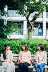 公園で話をするママ友たち