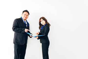 二人で打ち合わせをするスーツを着たビジネスパーソン