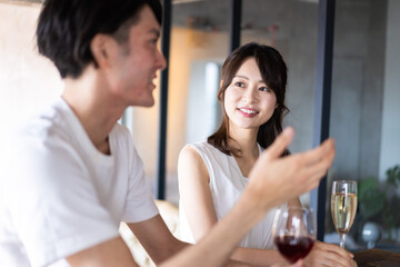 バーでお酒を飲むカップル