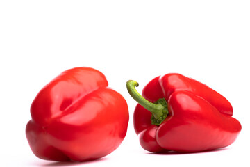赤色のパプリカを白背景で撮影した写真