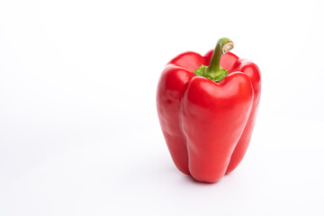 赤色のパプリカを白背景で撮影した写真