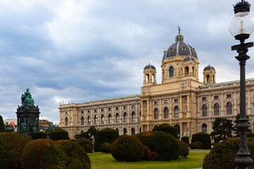 Obraz premium External view of Natural History Museum on Maria-Theresien-Platz in Veienne, Austria.