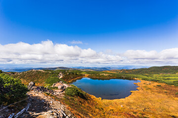 北海道旭岳、日本一早い紅葉と鏡池