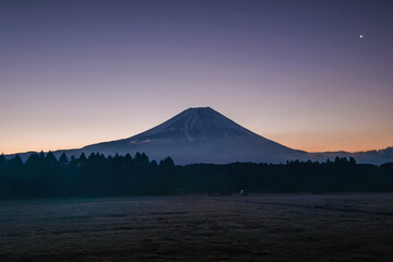 静岡県富士宮市朝霧高原のキャンプ場からの富士山と日の出