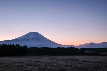 Fototapeta premium 静岡県富士宮市朝霧高原のキャンプ場からの富士山と日の出