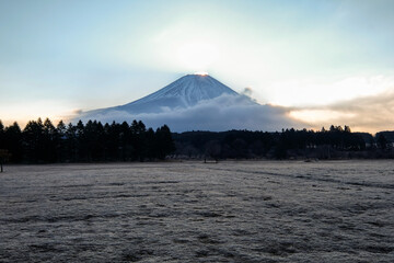 静岡県富士宮市朝霧高原のキャンプ場からの富士山と日の出