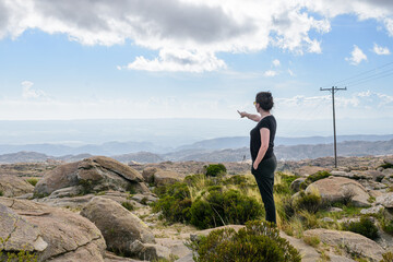 Mujer se&ntilde;alando hacia el horizonte. Viajes y sensaci&oacute;n de libertad. 