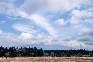 Fototapeta na wymiar 静岡県富士宮市朝霧高原からの雲に隠れた富士山