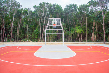 Cancha de basquetbol en la selva