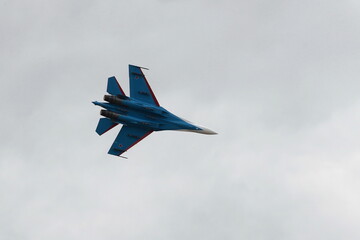 Fototapeta na wymiar The SU-35S multi-purpose fighter from the Russian Knights aerobatics group in the sky at the MAKS-2021 International Aviation and Space Salon in Zhukovsky