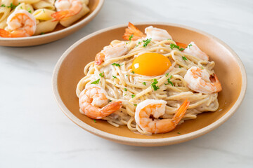 spaghetti white cream sauce with shrimps and egg yolk