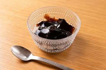 机の上に置いたコーヒーゼリー