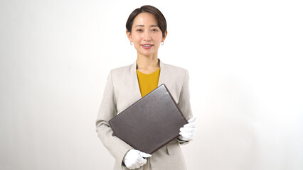 ファイルを持つ日本人女性
