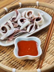 한국음식 오징어찜과 고추장