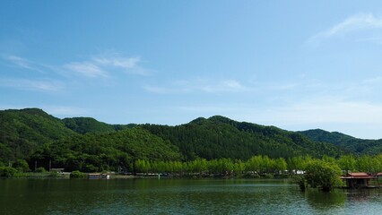 Fototapeta na wymiar 한국의 호수와 산