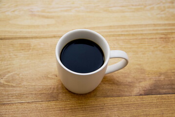 白いマグカップでコーヒータイム