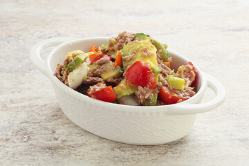 Salad with tuna and avocado