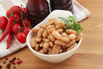 Whinte canned kidney beans in the bowl