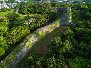 Fototapeta na wymiar 沖縄県南城市にある糸数城址の城壁