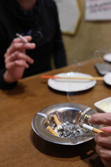 Obraz na płótnie Canvas 食後にタバコを吸う2人