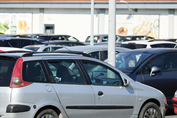 Parking samochodowy z zaparkowanymi samochodami 