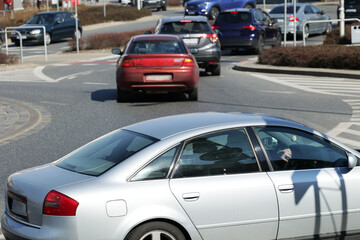 Duży ruch samochodowy na drodze z pojazdami ciężarowymi i osobowymi. 