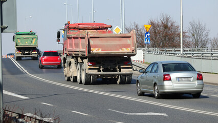 Duży ruch samochodowy na drodze z pojazdami ciężarowymi i osobowymi.  - obrazy, fototapety, plakaty