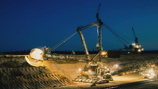 Schaufelradbagger beim Braunkohletagebau (Zeitraffer 4k)