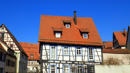 schmuckes altes Fachwerkhaus mit rotem Dach unter blauem  Himmel im Zentrum von Nagold gelegen