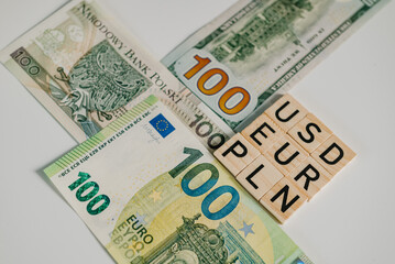 100 złotych, 100 euro i 100 dolarów obok siebie - obrazy, fototapety, plakaty