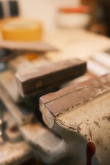 Alter Schraubstock in der Hobby Werkstatt