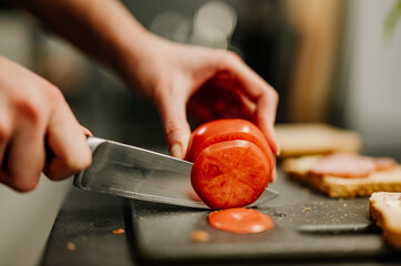 Krojenie pomidora  - obrazy, fototapety, plakaty
