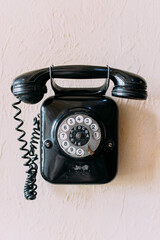 altes schwarzes Telefon mit Wahlscheide und Zifferblatt vertikal 