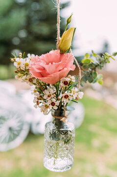 Hochzeitsdeko blumen hängend in einer Vase