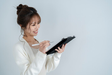 タブレットPCを使う女性