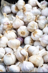 Ajos en un mercado
