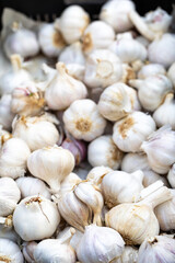 Ajos en un mercado