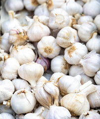 Ajos en un mercado