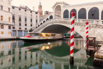 Venezia. Ponte di Rialto con vaporetto in transito all' alba - obrazy, fototapety, plakaty