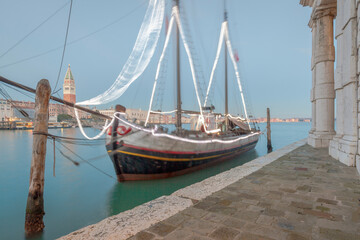 Venezia. Punta della Dogana. Barca trabaccolo Il Nuovo Trionfo, con decorazione natalizia in ormeggio, verso il campanile di San Marco