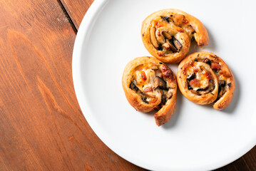 Girelle di pastafrolla al forno con guanciale, pecorino e funghi, antipasti italiani 