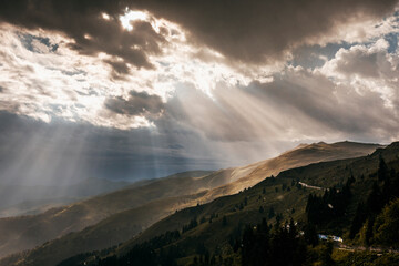 Obraz premium sunset over the mountains with sunrays